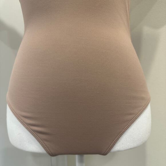 Aritzia Babaton Contour Square Neck Bodysuit Tan Short Sleeve Basic Layer Medium - Picture 5 of 11